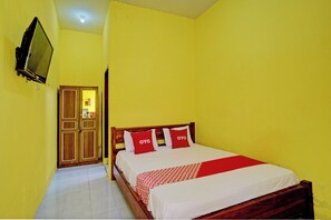 Standard Double Room | Desk, WiFi (free), bed sheets - OYO Life  93036 Eddy Homestay Syariah (Lamongan)