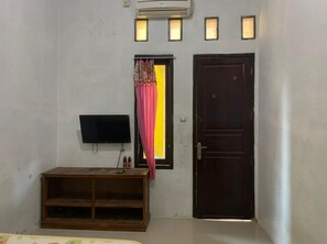Standard Double Room | Desk, free WiFi, bed sheets - OYO Life 93036 Eddy Homestay Syariah (Lamongan)