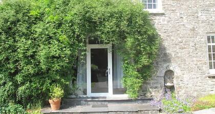 Comfortable Airy 5-bed Apartment in Llandysul