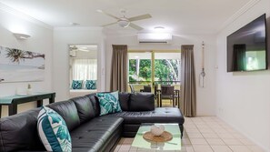 Living area - 27 Central Plaza Port Douglas (Port Douglas)