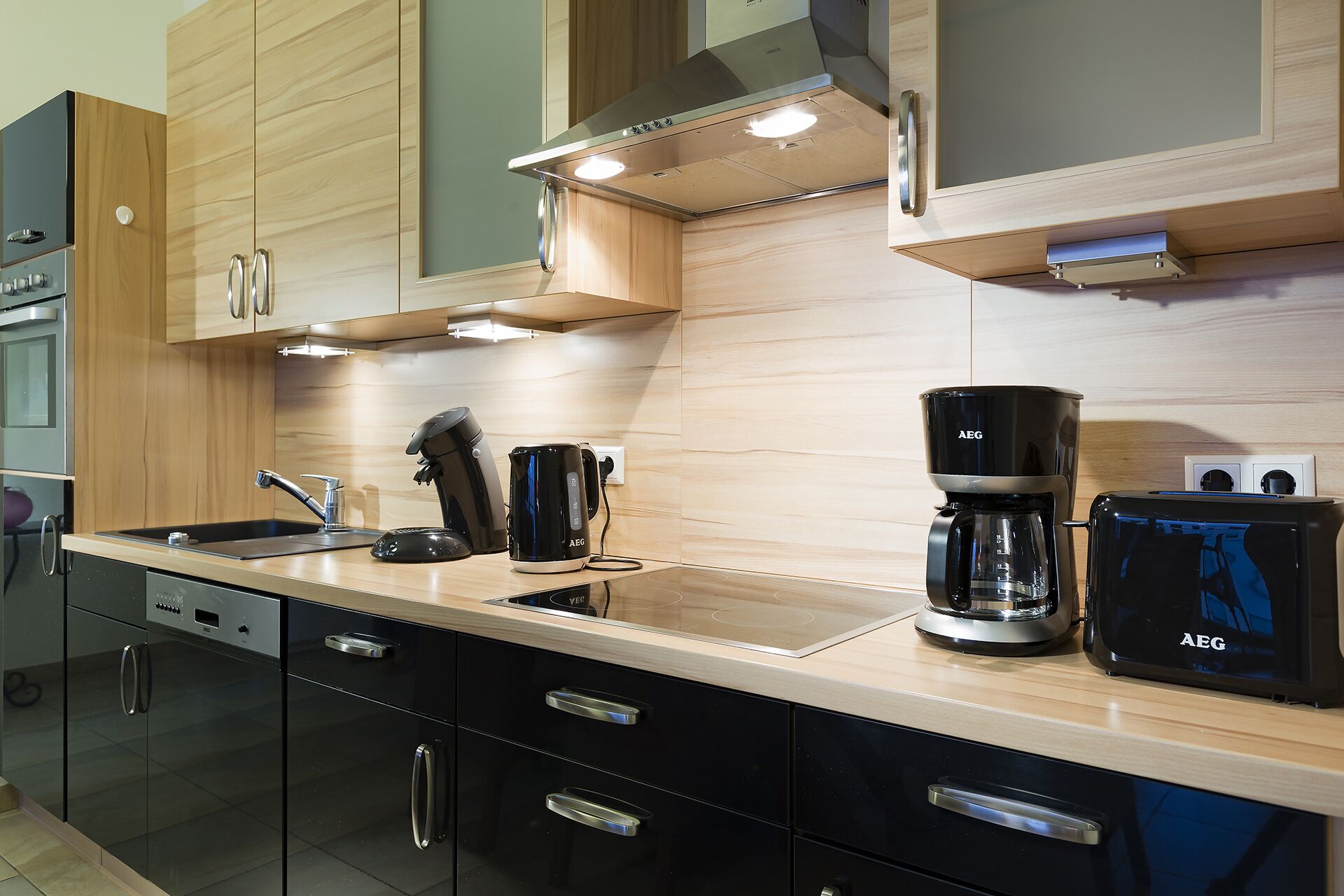 Deluxe Apartment | Private kitchen | Fridge, dishwasher, electric kettle, toaster