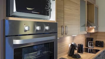 Deluxe Apartment | Private kitchen | Fridge, dishwasher, electric kettle, toaster