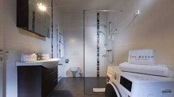 Deluxe Apartment | Bathroom | Towels