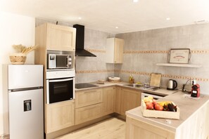 Fridge, microwave, oven, stovetop