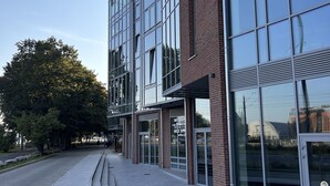 Un edificio moderno con grandes ventanales y fachada de ladrillo.