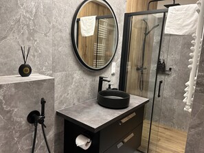 Haartrockner, Handtücher, Seife, Toilettenpapier