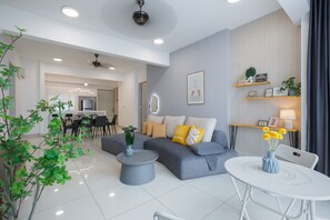 Appartamento Executive, 2 camere da letto, vista città | Area soggiorno | TV a schermo piatto