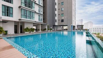 Una piscina al aire libre