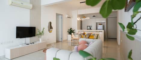 Familie appartement, 2 slaapkamers, uitzicht op de stad | Woonruimte | Flatscreentelevisie