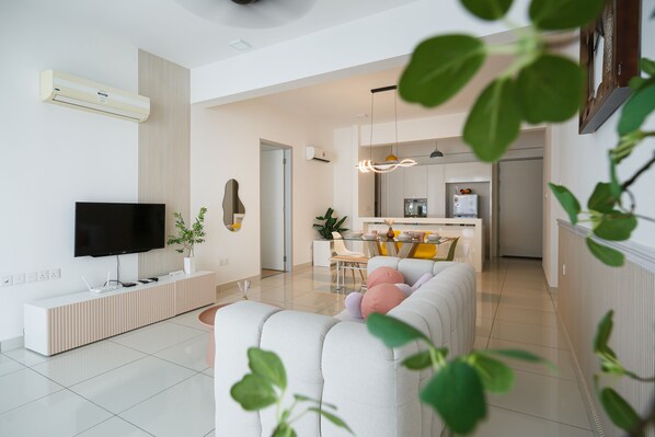 Departamento familiar, 2 habitaciones, vista a la ciudad | Área de sala de estar | Televisión de pantalla plana