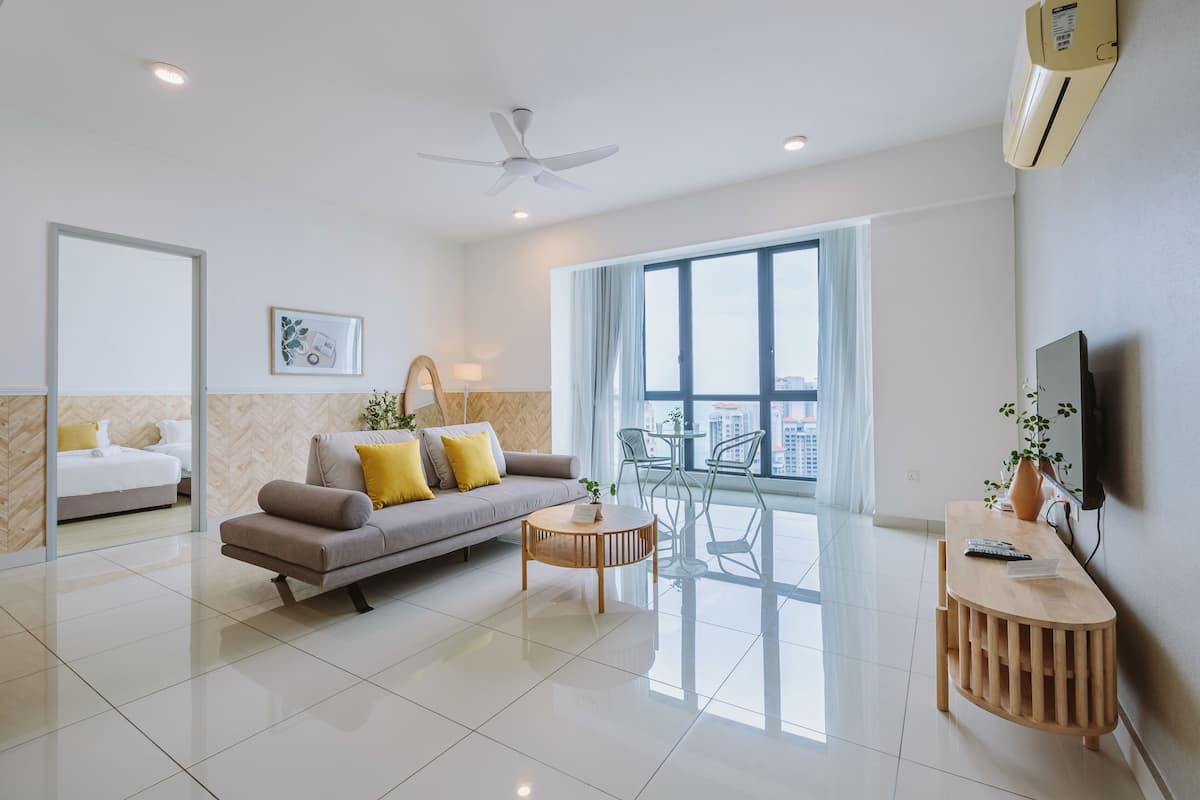 Premium appartement, 2 slaapkamers, uitzicht op zee | Woonruimte | Een flatscreentelevisie