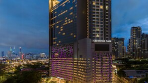 Korkea kerrostalo, jonka julkisivussa on suuri ja näkyvästi sijoitettu «Crowne Plaza» -kyltti. Rakennuksen arkkitehtuuri on moderni, ja siinä on kuvioitu julkisivu sekä valaistut ikkunat.