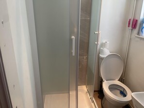 Apartamento | Banheiro | Chuveiro, toalhas de banho