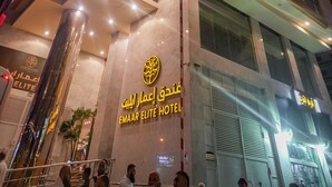 Un edificio de hotel alto con señalización iluminada y un diseño arquitectónico moderno.