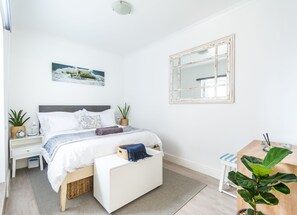 1 bedroom, travel cot, WiFi, bed sheets - Mallom at Dalebrook tidal pool (Cape Town)