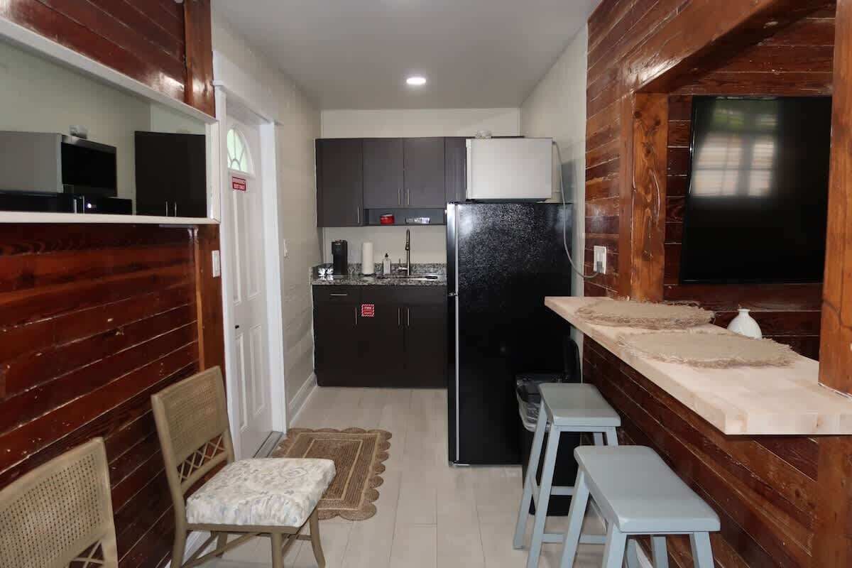 Geladeira, micro-ondas, cooktop, cafeteira/chaleira