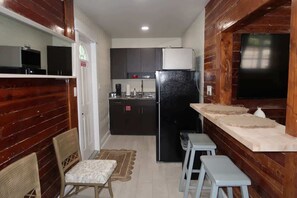 Kühlschrank, Mikrowelle, Herdplatte, Wasserkocher mit Kaffee-/Teezubehör