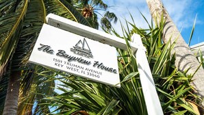 Naamplaatje voor The Bayview House, gelegen aan Truman Avenue 1501, Key West, FL 33040.
