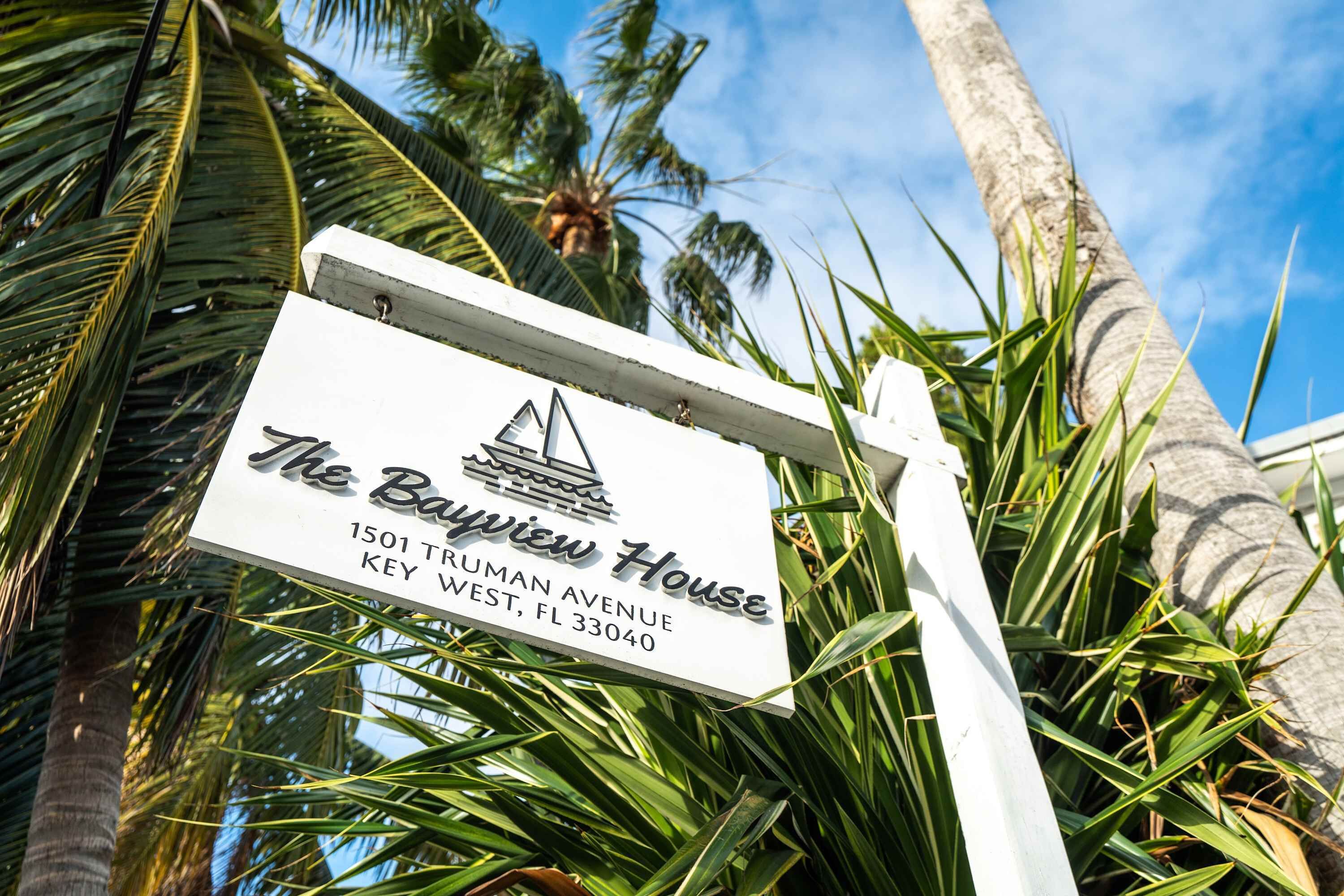Une enseigne indiquant l’emplacement de The Bayview House, situé au 1501, Truman Avenue, Key West, en Floride, code postal 33040.
