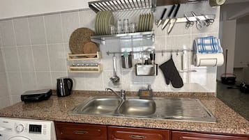 Maison | Cuisine privée | Réfrigérateur, micro-ondes, four, plaque de cuisson