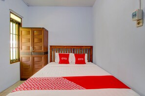 Economy Double Room | Laptop workspace, free WiFi, bed sheets - Hotel O Griya Kencana Asri Syariah (Surakarta)