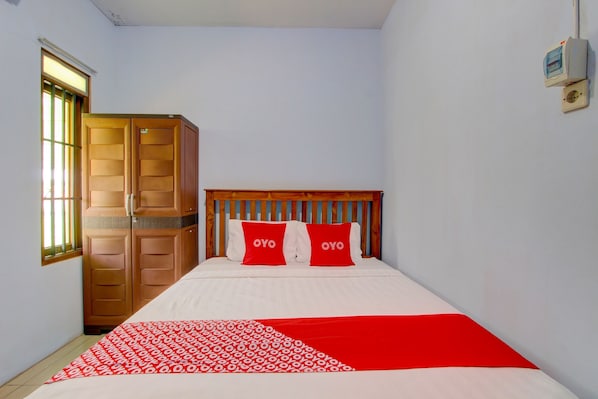 Economy Double Room | Laptop workspace, free WiFi, bed sheets
