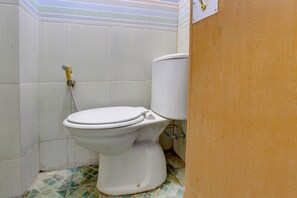 Economy Double Room | Bathroom | Shower, towels, soap - Hotel O Griya Kencana Asri Syariah (Surakarta)