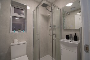 Doccia, asciugacapelli, asciugamani, sapone