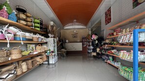 A store with shelves of baskets, woven baskets, and woven bags. - Hotel O Batodupi Guesthouse Syariah Near Buttu Kasambi (Makassar)