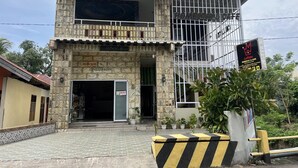 A two-story building with a stone facade, a balcony, and a sign for 'Callista Homestay & Cafe'. - Hotel O Batodupi Guesthouse Syariah Near Buttu Kasambi (Makassar)