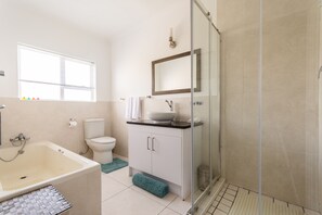 Douche, sèche-cheveux, serviettes fournies, papier toilette