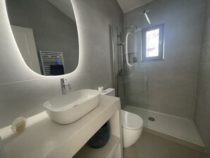 Articles de toilette gratuits, sèche-cheveux, chaussons