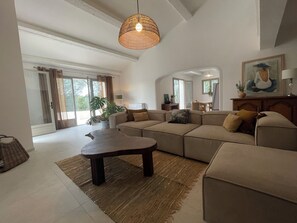 Smart-TV, Kamin, Bücher