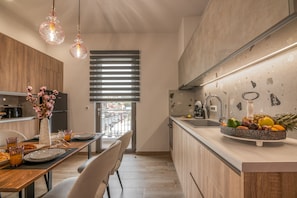 Fridge, oven, stovetop, coffee/tea maker