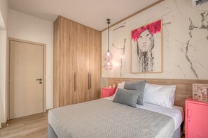 1 habitación, tabla de planchar con plancha y cuna de viaje 