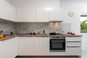 Fridge, microwave, oven, stovetop - Premium apartment Kanat I with beautiful sea view (Rabac)