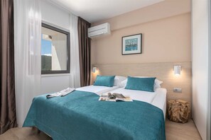 1 Schlafzimmer, Schreibtisch, Bügeleisen/Bügelbrett, Reisekinderbett