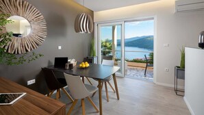 Un espace repas moderne avec un ordinateur portable, un bol de citrons et une table à manger.