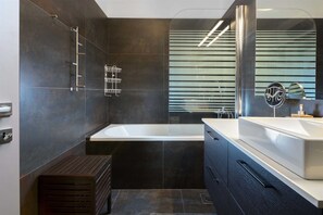 Combined shower/bathtub, hair dryer, bidet, towels