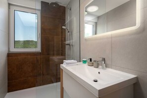 Douche, sèche-cheveux, serviettes fournies