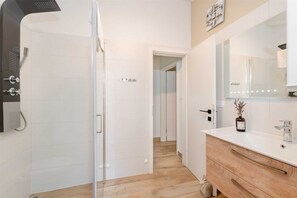 Shower, hair dryer, towels