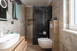 Regadera, amenidades de baño gratuitas, secadora de cabello, bidet 