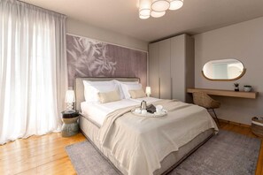 3 bedrooms, desk, iron/ironing board, travel crib