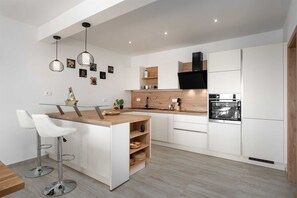 Kjøleskap, mikrobølgeovn, ovn og oppvaskmaskin