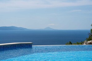 Et oppvarmet basseng