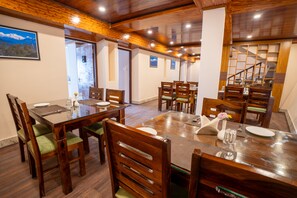 Restaurant - Muscatel Stardust - Chowrasta Mall Road (Darjeeling)