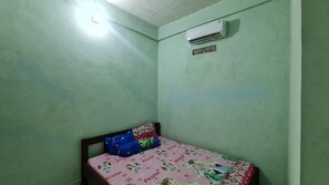Comfort Double Room | Desk, laptop workspace, free WiFi, bed sheets - SPOT ON 93020 Rumah Singgah Ganjuran (Sumbermulyo)