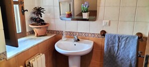 مجففات شعر، مناشف، صابون، ورق حمّام