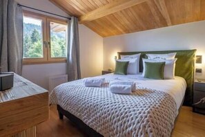 4 chambres, coffres-forts dans les chambres, fer et planche à repasser