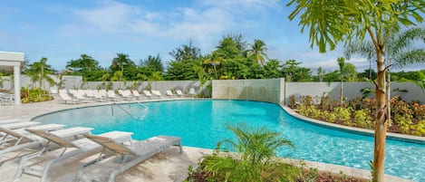 Habitación, 1 cama de matrimonio grande, terraza | Piscina | Una piscina al aire libre